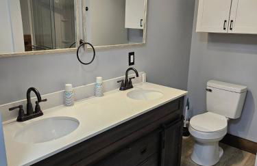 King Bed Outdoor Fireplace Seconds From Highway - Foto 10