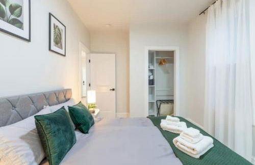 Chic 3BR-4BD-3Bath Oasis with Backyard Near NYC - Foto 11