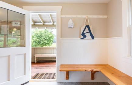 Private Beach Access + Water Views! Sleeps 18, Historic 6bdr Farmhouse w/ Deck - Foto 84