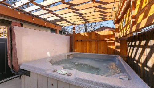 Old Town Retreat with Hot Tub - Steps from CSU! - Foto 5