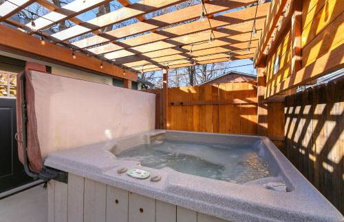 Old Town Retreat with Hot Tub - Steps from CSU! - Photo 5