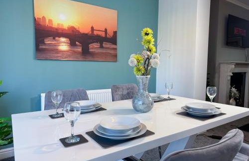 Stoneleigh Retreat 4BR Entire Home - Photo 15