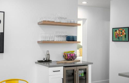 Relaxed Hillside Retreat with Hot Tub and Skyline Views - Foto 24