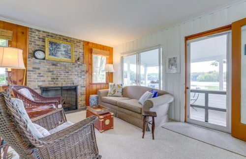 Lakefront Cottage with Covered Porch and Dock! - Foto 8