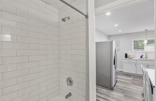 Cozy Chic 4BD 2BA Home in St Charles - Foto 22