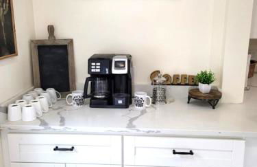 Main House - 3 Story 5 Bed 3 Bath Private Deck Courtyard Pet Friendly fee applies - Photo 3