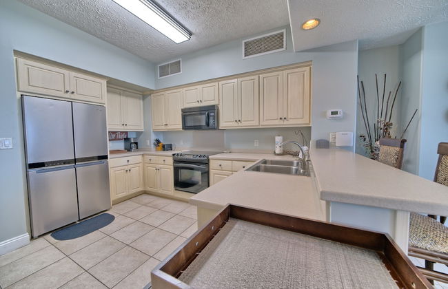 Luxurious Beachfront Condo with Beachside Pool Access and Free WiFi - Unit 1202 by RedAwning - Foto 11