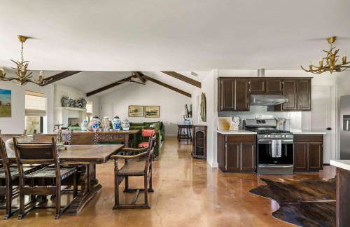 Relaxing Hill Country Home with Outdoor Fire Pit - Photo 28