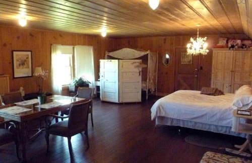 Rustic Cabin Rental in a Wild Meadow near Crater Lake National Park, Oregon - Photo 4