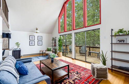 Modern Chalet w Hot Tub, Large Deck, Grill & WiFi - Foto 9