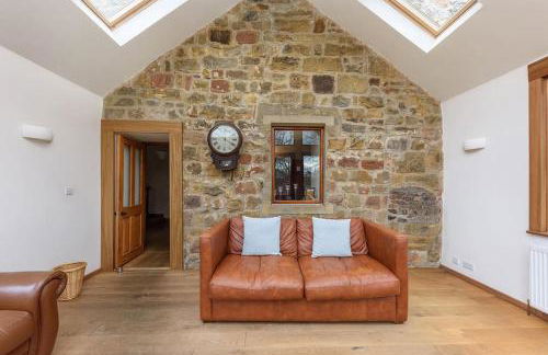 10 Bed Stunning House in village, with Hot Tub - Photo 25