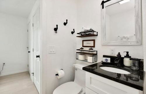 Breathtaking King Suite #9 Steps to Daytona Beach - Foto 6