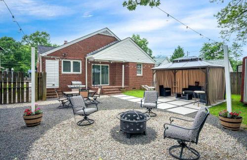 Quaint house, king bed 2min from down town - Photo 1