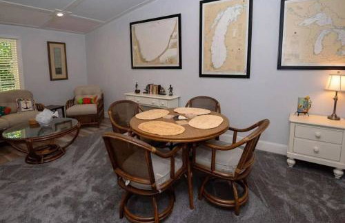 Little Blue Cottage: a wooded getaway near beaches and towns - Foto 13