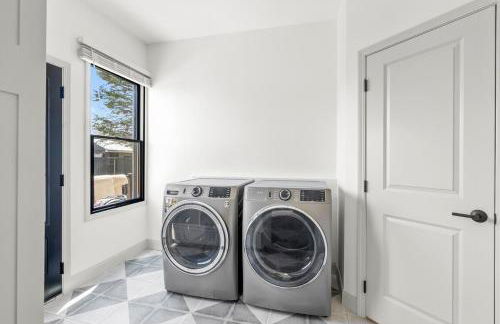 Brick Beauty Downtown, 3BR, Fenced Yard, Garage! - Foto 20