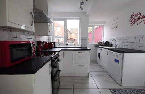 The Wellington - Stylish 3-Bedroom House, Sleeps 8, Ideal for Professionals - Photo 5