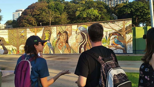 Escutando as explicações da guia