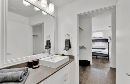 HEB703 Modern & Chic 2 Bedroom Condo Downtown Fort Worth, Free Parking, Walk to Convention Center - Foto 7