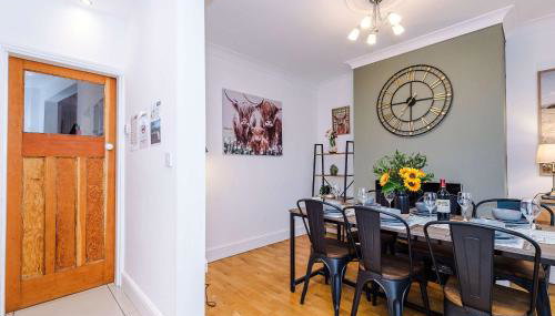 Spacious 3 Bed Home in Great Location by 53 Degrees Property - Ideal for Business with Parking - Foto 4