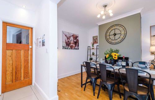 Spacious 3 Bed Home in Great Location by 53 Degrees Property - Ideal for Business with Parking - Foto 4