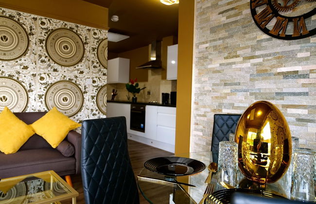 Ultra Deluxe Versace Apartment Near Sheffield - Photo 10