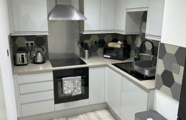 Stylish City Retreat with Views & Court Yard - Foto 10