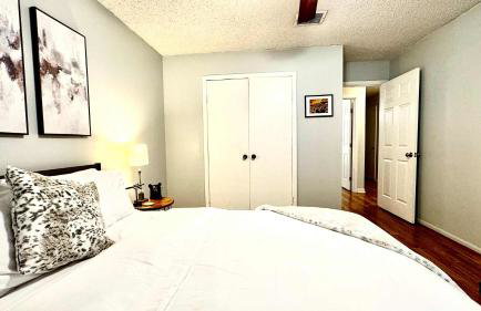 Stylish 4BR Retreat in Cypress - King Bed -Fireplace -Outdoor Patio - TVs in 4 Rooms - Foto 15