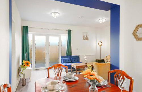 Elegant 3-bed apartment with FREE onsite PARKING in Enfield - Out door Patio - Big savings on Longer Stays - Photo 18