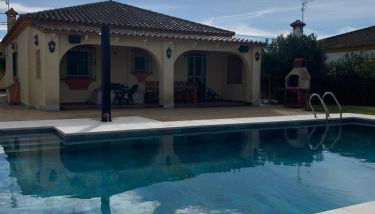 Traumhaus für 6 Personen mit spektakulärem privaten Pool und schönem Ausblick in die Natur - Foto 3