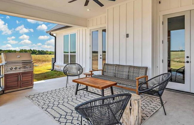 New Luxury Texas Farmhouse - Photo 27