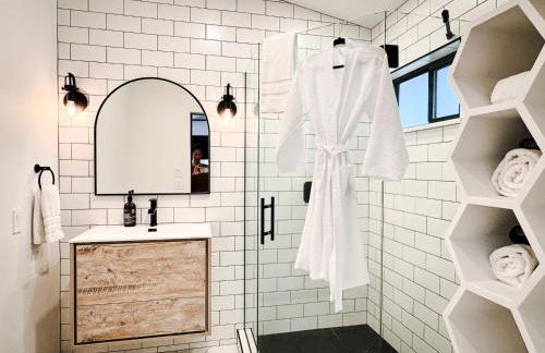 Haven at Cedar Haus Luxury 1BR Escape w Hot Tub EV Charger Gourmet Kitchen Fully Fenced Yard Dogs OK - Foto 35