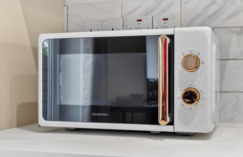 City Centre 2BR Apt with Balcony Access and Free Parking - Foto 13