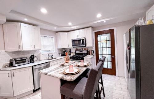 Cheerful & Modern Home w/ a Walkout Deck Area - Foto 8