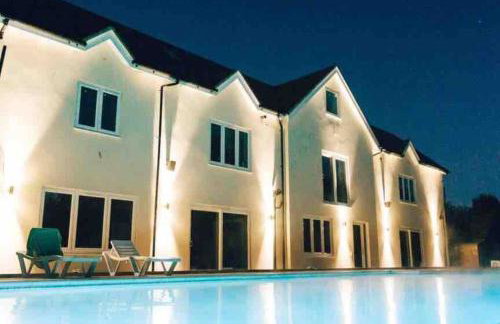 Luxury house with pool and hot tub - sleeps 16 - Foto 1