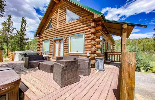 Secluded Log Cabin with Views & Hot Tub, Foosball, Wood Stove - Heavenly Homestead - Foto 15