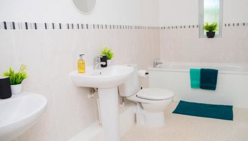 Lavish 4-Bedrooms with Modern Home Features - Guest 8 - High-Speed Wi-Fi - Luxury Garden - Private Ample Parking - Foto 5