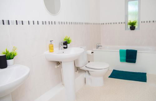 Lavish 4-Bedrooms with Modern Home Features - Guest 8 - Hi-Speed Wi-Fi - Luxury Garden - Private Ample Parking - Foto 5