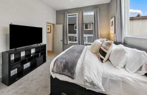 Lake & City View Modern Retreat w AC - Photo 16