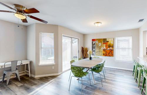 Cozy Spacious Home with Private Backyard and Patio, near shopping - Foto 5