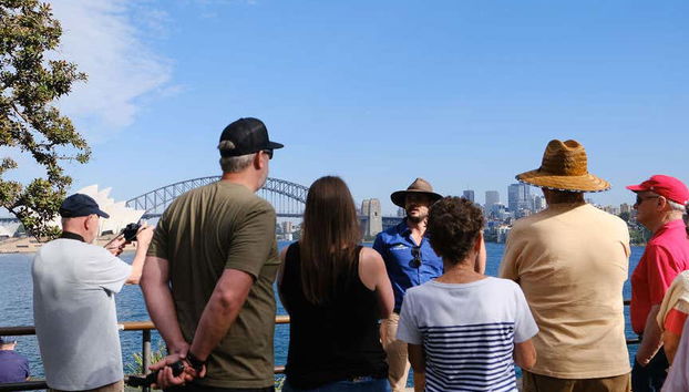 Escutando as explicações do guia