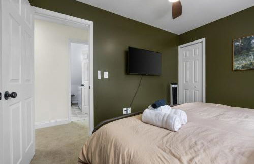 Lakefront Retreat, Mins to Dtown, Firepit, Hot Tub, Pet friendly! - Foto 22