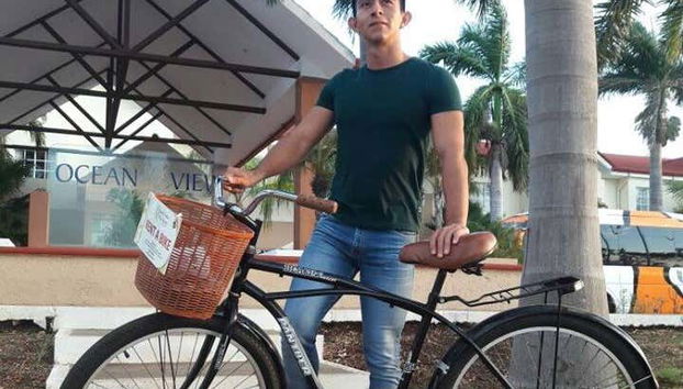 Posando junto a la bicicleta