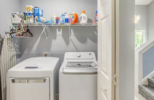 Marina and Pool Roomy Golf-View Home in Southport - Foto 29