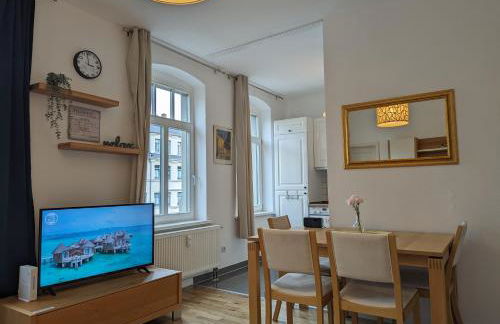 Chemnitz Saxonia HomeDeLuxe Hochwertige 50qm 2-Zimmer-Ferienwohnung mit privaten Kfz Parkplatz Stellplatz mit MWSt-Rechnung mit XXL Hülsta Bett & Etagenbett mit InternetFlatrate - Ideal für Familien, Paare, Kulturinteressierte & Geschäftsreisende! - Foto 1