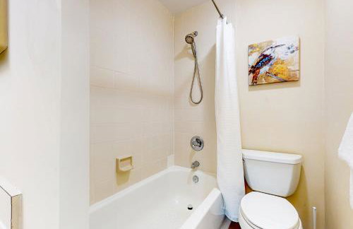 Ocean-view townhome with balcony & W/D - walk to beach - dog-friendly - Foto 21