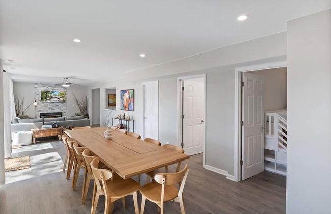 Luxury Waterfront Lakehouse With Private Dock Views - Photo 6