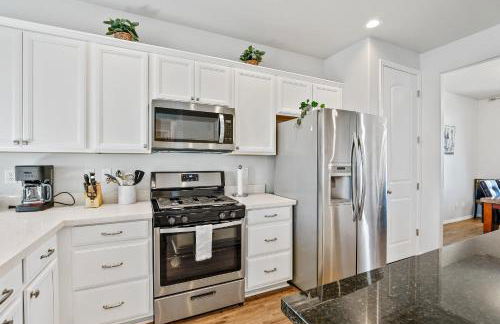 Beautiful Newly Built Home with Central AC - Foto 14