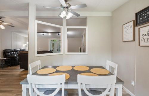 New! 2 Homes-Firepit, Hot Tub, Huge Yard and Dock - Foto 10