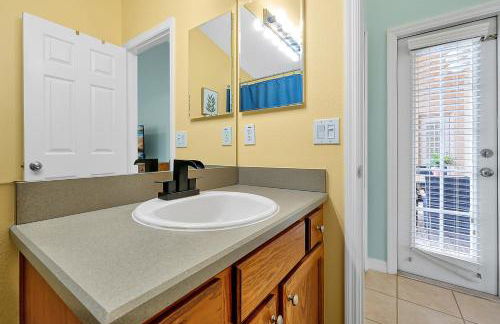 5BR Cottage w Pool & Hot Tub Near Disney - Foto 34