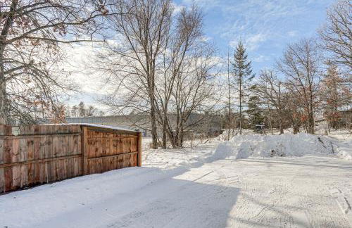 Family Fun on Lake Bemidji! Spacious Home with Yard - Foto 42